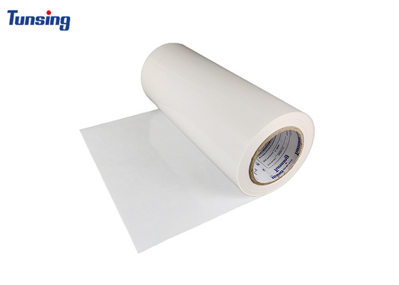 Hete Melkachtige Witte Doorzichtige PES van de Smeltings Zelfklevende Film Polyester voor Borduurwerkflard
